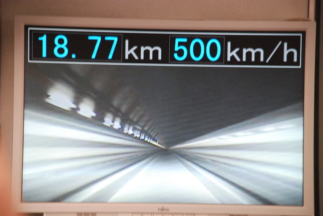 時速500キロを知らせるリニア車内のモニター