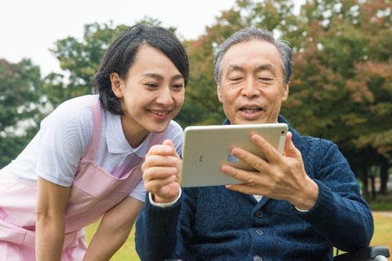 楽しい思い出話ばかりする人は（写真はイメージ。本文とは関係ありません）