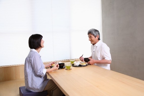 円滑なコミュニケーションのために難聴予防を（写真はイメージ）