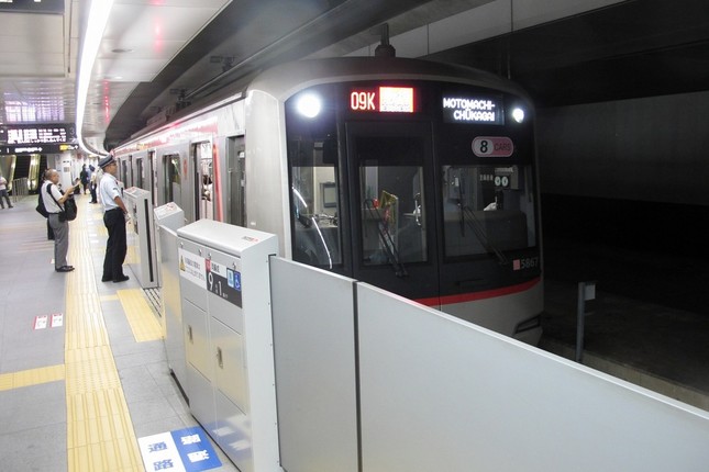 東急東横線の渋谷駅を横浜方面に出発する電車。「序曲」は9月12日の終電まで流れる