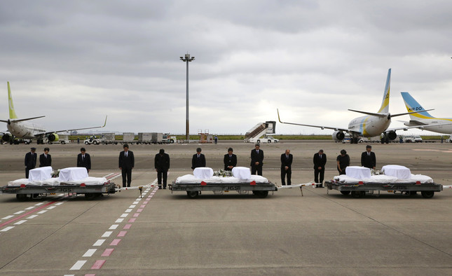 2016年7月5日に帰国した犠牲者の棺（写真：AP/アフロ）