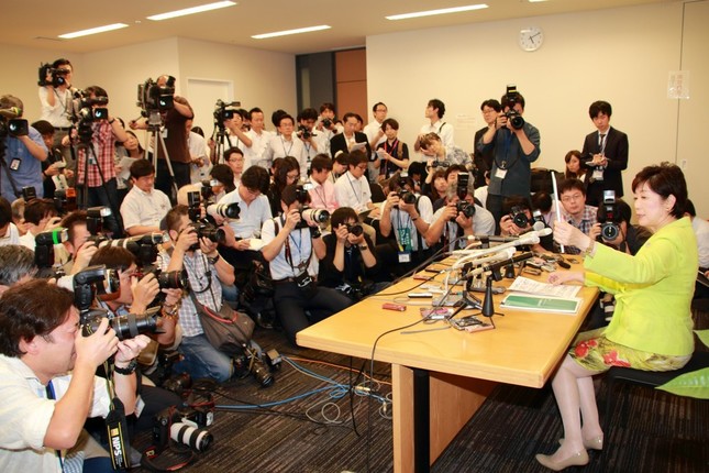 記者会見で正式に都知事選出馬を表明する小池百合子氏。新たな政治資金問題が浮上した
