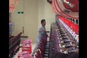 ハンマー男がパチンコ店襲撃　「台を壊しまくり」動画のド迫力