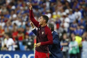 C.ロナウド負傷交代後、まさかの「監督化」！　ポルトガルEURO初優勝で絶賛の嵐