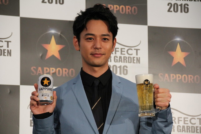 「サッポロ生ビール黒ラベル」のイメージキャラクターを務める妻夫木聡さん