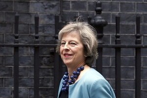 日本の女性政治家なぜ「ダサい」？　メイ英新首相のようにオシャレになれないワケ