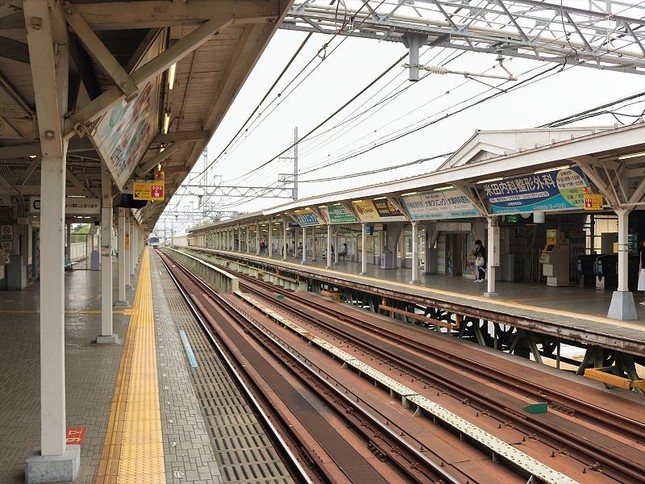 犬が迷い込んだ武庫川駅ホーム（WikimediaCommonsより）