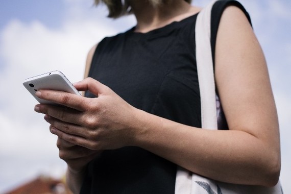 「歩きスマホ」は狙われやすい？（写真はイメージ）