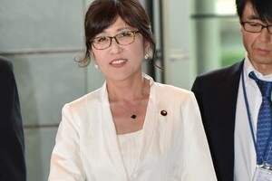 「慰安婦暴言」「極右抜擢」　稲田防衛相就任で韓国メディア