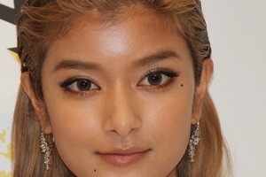 「熱愛」ローラの波状攻撃　今度は「（この指輪）もらったやつ、ウフフ」