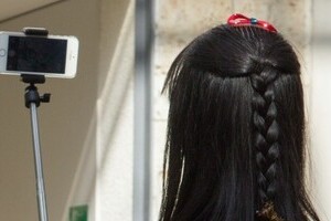 自撮り写真添え「SMAP解散イヤ！」　相次ぐ投稿に「何がしたいんだ？」