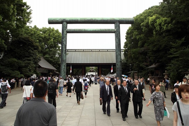 2016年の「終戦の日」には2閣僚が靖国神社を参拝した