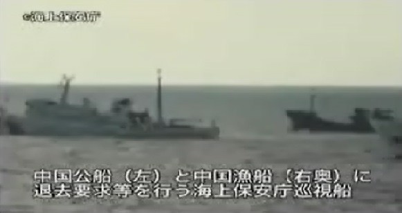 中国船に「出域」を呼びかける巡視船（画像は当該動画より）