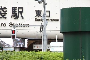 リアル「安倍マリオ土管」説も　池袋駅前に謎の「緑の物体」