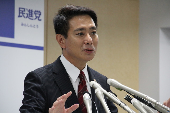 記者会見に臨む前原誠司氏（2016年8月26日撮影）
