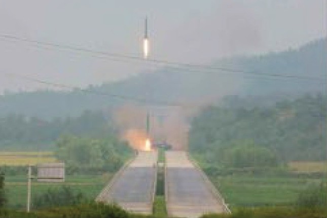 弾道ミサイルは移動式の発射台から打ち上げられた（労働新聞ウェブサイトから）