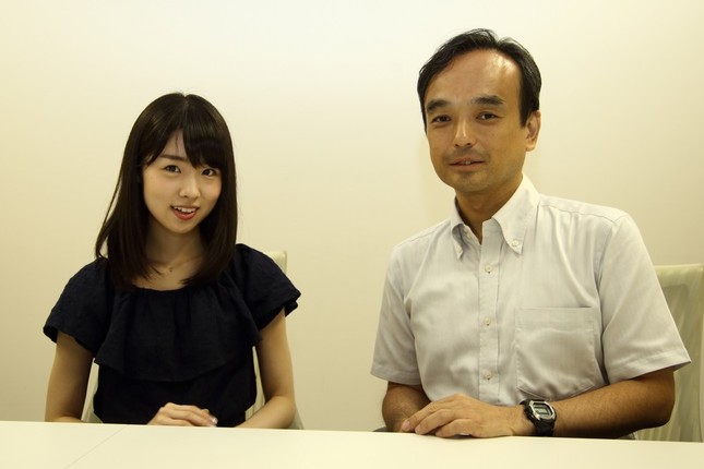 千葉大学教育学部教授の藤川大祐さん（右）とAKB48の岩立沙穂さん（左）がスマホの問題について話し合った