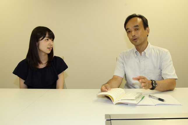 千葉大学教育学部教授の藤川大祐さん（右）とAKB48の岩立沙穂さん（左）がスマホの問題について話し合った
