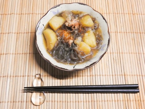 みりんは肉じゃがなど様々な和食で使用される(写真はイメージ)