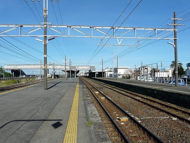 写真は新居町駅のホーム、鷲津駅は隣駅だ（Wikimedia Commonsより）