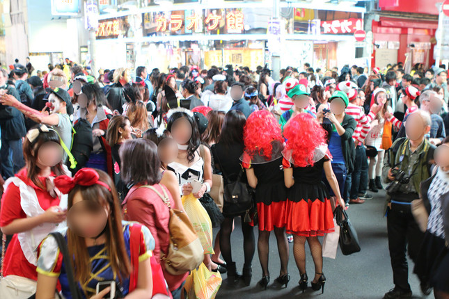 2015年の渋谷のハロウィーンには仮装した人が押しかけた