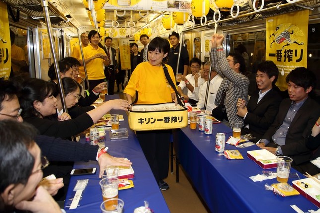 車内では生ビールが配られた