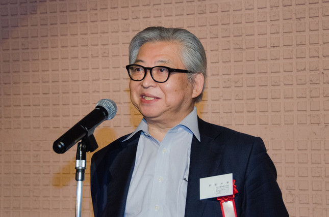 「感謝の会」であいさつするノンフィクション作家の保阪正康さん