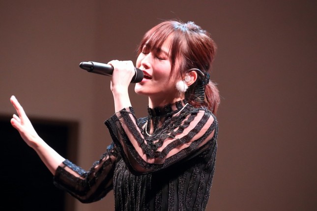 ソロアルバム発売イベントで楽曲を披露する山本彩さん