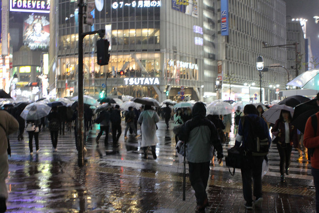 28日、平常運転の渋谷駅前・スクランブル交差点。手前に、民放クルーの姿が見える