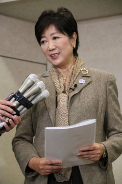 講演終了後、記者団の取材を受ける小池氏