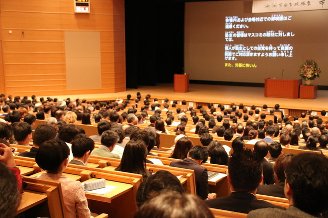 会場の収容人数の都合から、開塾式は4回に分けて行われた