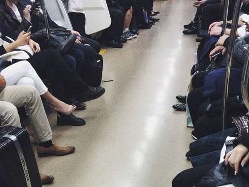 電車内で最も不快感を抱く行為についてJ-CAST読者に聞いたところ…(画像はイメージ)