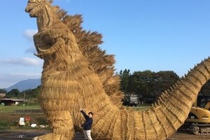 わらで作った「シン・ゴジラ」がリアルすぎてスゴい　福岡・筑前町の収穫祭でお披露目