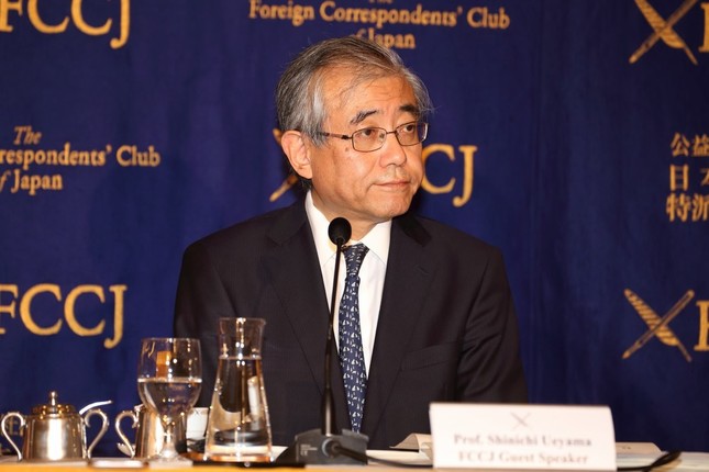 記者会見する上山信一特別顧問（慶大教授）
