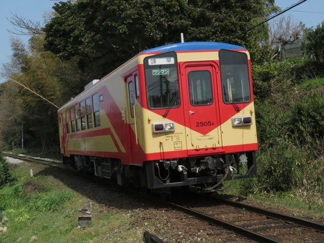 引退が予定されている往年の「赤パンツ車両」（島原鉄道提供）