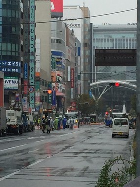 騒然とする陥落事故現場（読者提供）