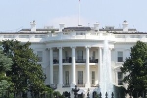 「トランプ優勢」速報で東京市場凍りつく　日経平均600円超の乱高下