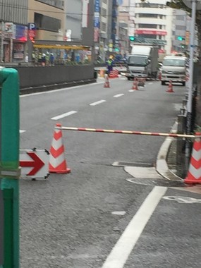 大規模陥没が起きた博多駅前の様子（11月8日撮影）