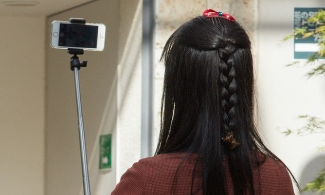 「自撮り」をアップするユーザーも…（写真はイメージ）