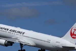 幼児が離陸中に座席を「ハイハイ」　注意しようとしたCAが転倒、骨折