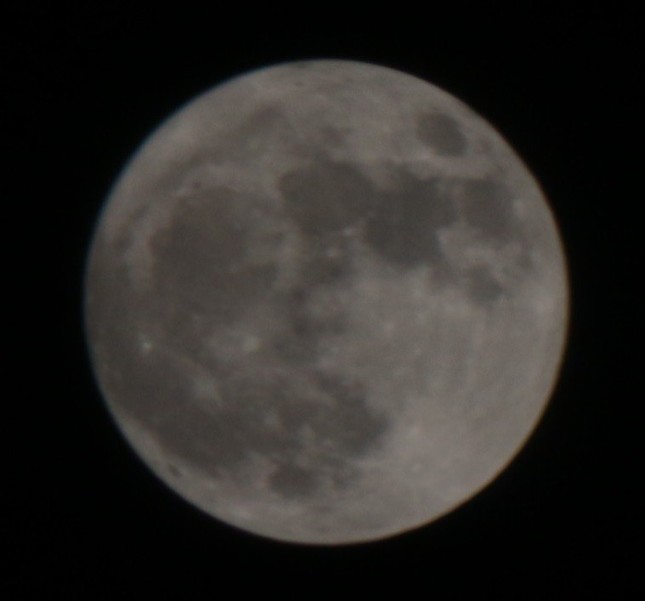 肉眼では真っ白だったが、カメラ越しだとクレーターが確認できた(2016年11月14日17時14分撮影)