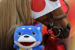 カス丸仕事しろ！ Vol.6 実寸大の競走馬（模型）に乗っかって、ジョッキー体験をしてきた！ 