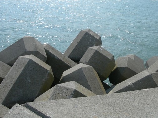 海の近くでの作業には引き続き注意が必要