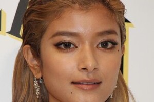 ローラ、突然「誰とも付き合ってないよ」  「登坂と交際」はガセだったのか