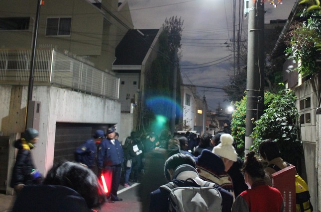 ASKA容疑者の自宅周辺には大勢の報道陣が詰めかけた（2016年11月28日撮影）