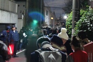 マスコミがASKA車を破壊　エンブレム折り踏みつけ