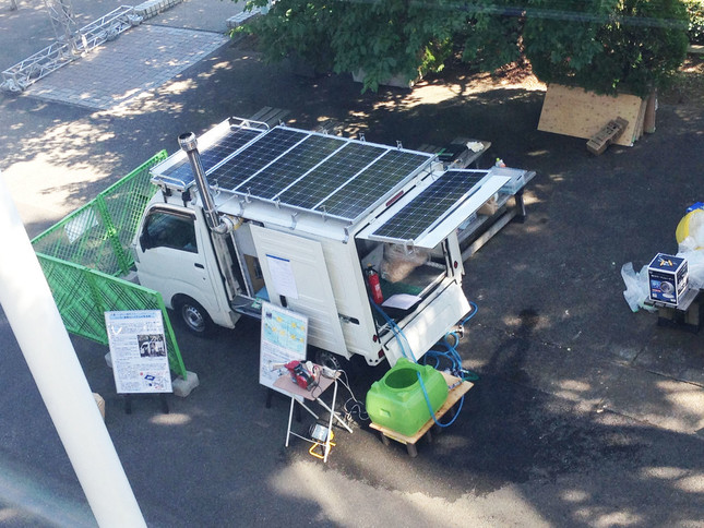 屋根にソーラーパネルを載せた「電源車」（芝浦工業大学より提供）