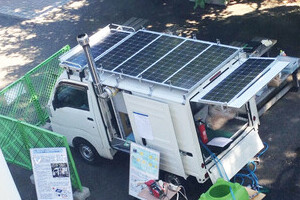 災害時に電気とお湯を供給する車　燃料は現地調達のガレキ廃材と太陽光
