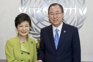 潘事務総長、「ポスト朴」へ下心　突然、元大統領の墓参意向