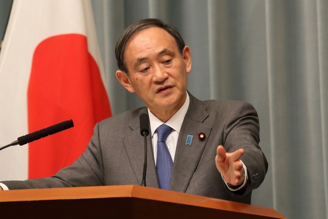 定例会見で記者を指名する菅義偉官房長官